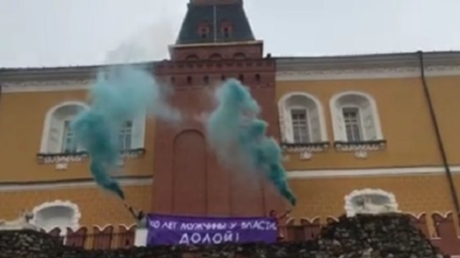 «200 ans d'hommes au pouvoir, ça suffit !» : des féministes font une action coup de poing au Kremlin