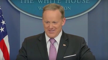 Faute vestimentaire à la Maison-Blanche : un pin’s mal mis et tout bascule