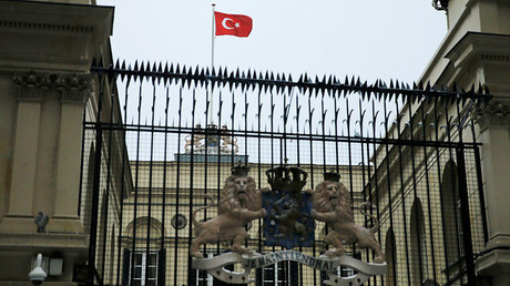 Le drapeau néerlandais du consulat d'Istanbul arraché par des manifestants (VIDEO)