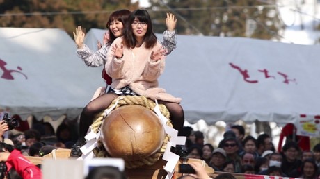 Parade de pénis géants au Japon : de jeunes mariées se réunissent pour un festival insolite