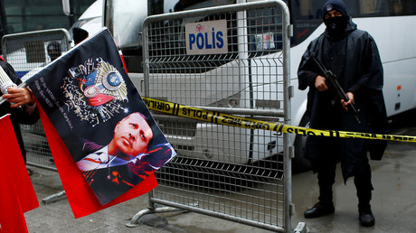 Un vendeur des drapeaux avec l'image du président turc Recep Tayyip Erdogan lors d'une manifestation devant le consulat das Pays-Bas à Istanbul