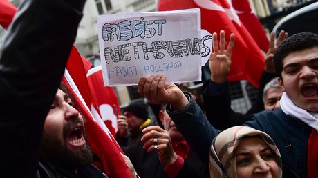 Des manifestants turcs devant le Consulat des Pays-Bas , à Istanbul