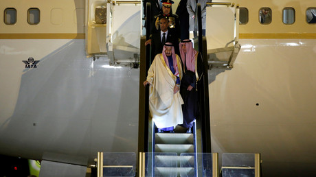 Escalators en or et centaines de limousines : le roi saoudien débarque à Tokyo