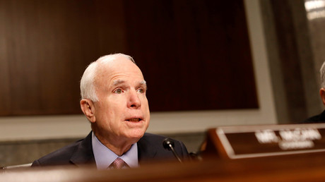 «Rand Paul travaille pour Vladimir Poutine» : John McCain craque devant les sénateurs