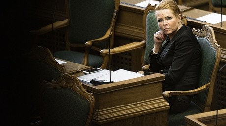 Le ministre danois de l'Intégration s'offre un gâteau pour fêter un nouveau décret anti-immigration