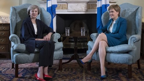 Le Premier ministre britannique Theresa May en compagnie du premier ministre écossais Nicola Sturgeon