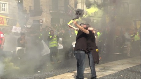 A Barcelone, l’hôtel de ville bombardé d'œufs lors d'une manifestation contre Uber (VIDEO)