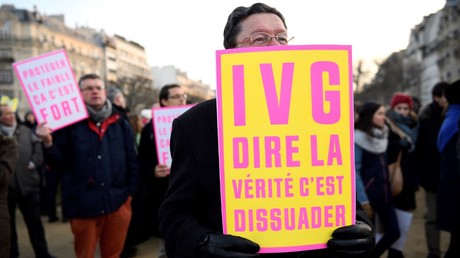 François Fillon veut abroger l'extension du délit d'entrave numérique à l'IVG
