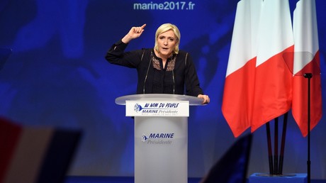 Marine Le Pen dénonce l'«ahurissement» du gouvernement face à l'attaque d'Orly, Cazeneuve s'indigne