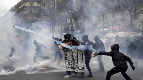 Echauffourées lors de la marche contre les violences policières à Paris (IMAGES)