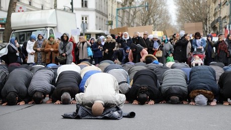 Prières de rue et manifestation après l’évacuation tendue d’une mosquée à Clichy-la-Garenne (IMAGES)