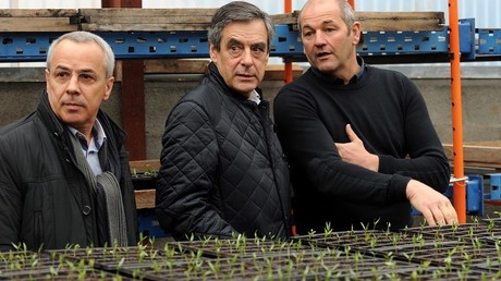 Le Pays basque accueille François Fillon avec des casseroles et en lui jetant des oeufs (IMAGES)