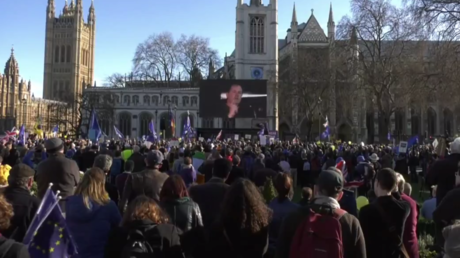 Des dizaines de milliers de personnes marchent à Londres contre le Brexit (VIDEO)