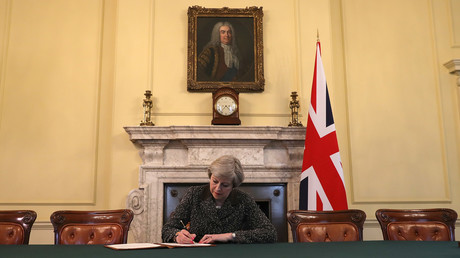 Theresa May a signé la lettre qui va déclencher le Brexit (PHOTOS)