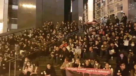 Plusieurs centaines de personnes se sont rassemblées le soir du 30 mars sur les marches de l'Opéra Bastille à Paris en hommage à Shaoyo Liu, 56 ans, mort lors d'une intervention policière à son domicile.