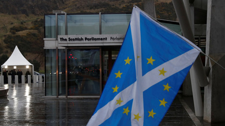 Un drapeau écossais portant les étoiles de l'Union européenne flotte devant le parlement régional écossais