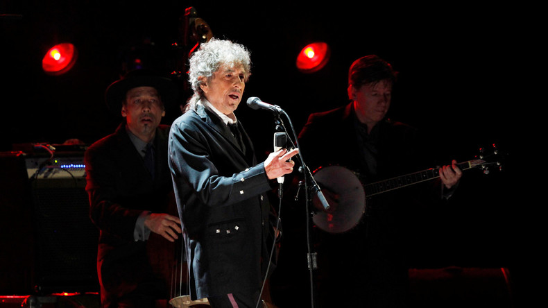Bob Dylan reçoit son Nobel de littérature à Stockholm