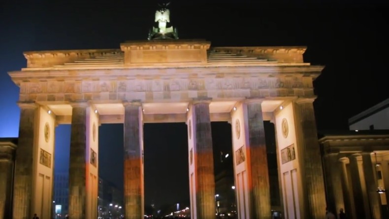 Des nationalistes allemands projettent les couleurs de la Russie sur la porte de Brandebourg (VIDEO)