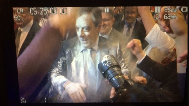 François Fillon et plusieurs de ses soutiens enfarinés lors d'un meeting à Strasbourg (IMAGES)