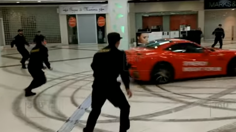 En Russie, un ancien maire fait du drift avec une Ferrari dans un centre commercial (VIDEO)