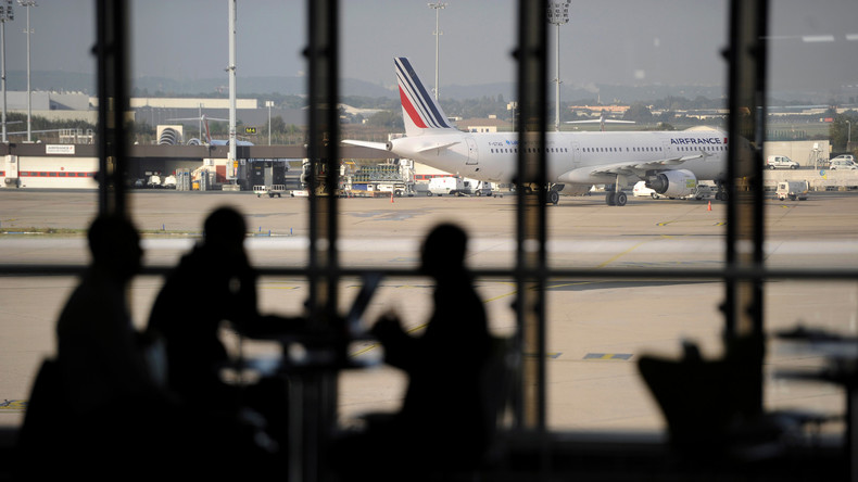 Polémique sur Twitter après une photo de Philippe Poutou au salon Air France d'Orly