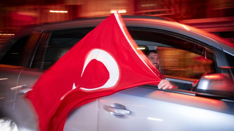 Violence et affrontements avec la police à Rennes après le référendum en Turquie (IMAGES)