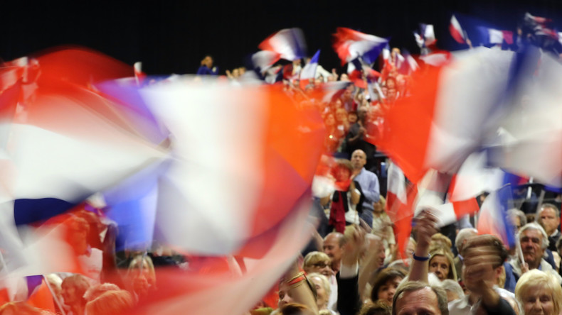 Journalistes molestés, sifflets pour Estrosi, sièges vides : le meeting mouvementé de Fillon à Nice