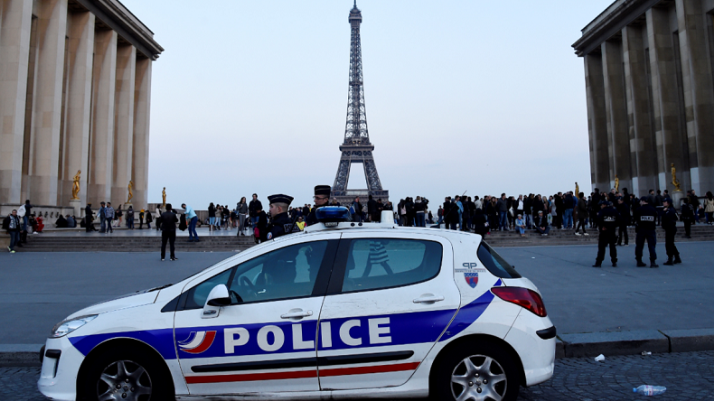 Paris : les épouses de policiers se mobilisent contre la haine anti-flic