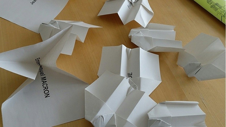 Avions, origami et jeux de mots : les internautes s'amusent avec leurs bulletins de vote (PHOTOS)
