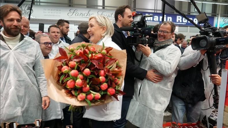Huée à Rungis, Marine Le Pen échappe à une tomate qui s'écrase sur un journaliste de l'AFP
