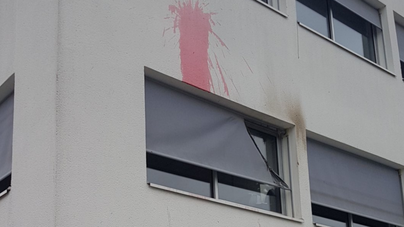 Une permanence du FN visée par des projectiles enflammés près de Nantes (IMAGES)