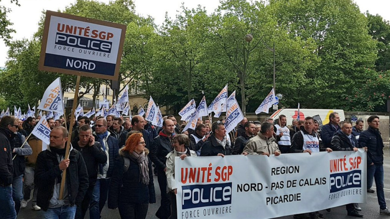 Les policiers manifestent à Paris pour exiger de meilleures conditions de travail (IMAGES)