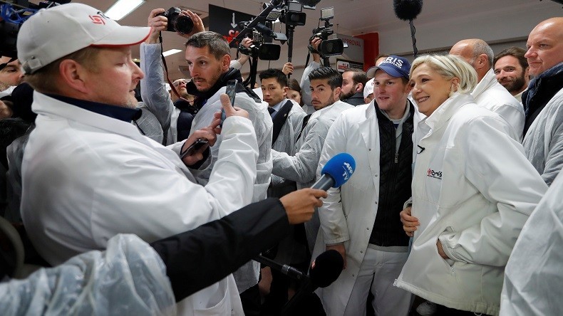 «On serre le kiki des Français de plus en plus», s’offusque Marine Le Pen (VIDEO)