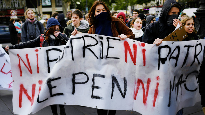 Marche sauvage à Paris de manifestants criant «Ni Le Pen ni Macron» (IMAGES)