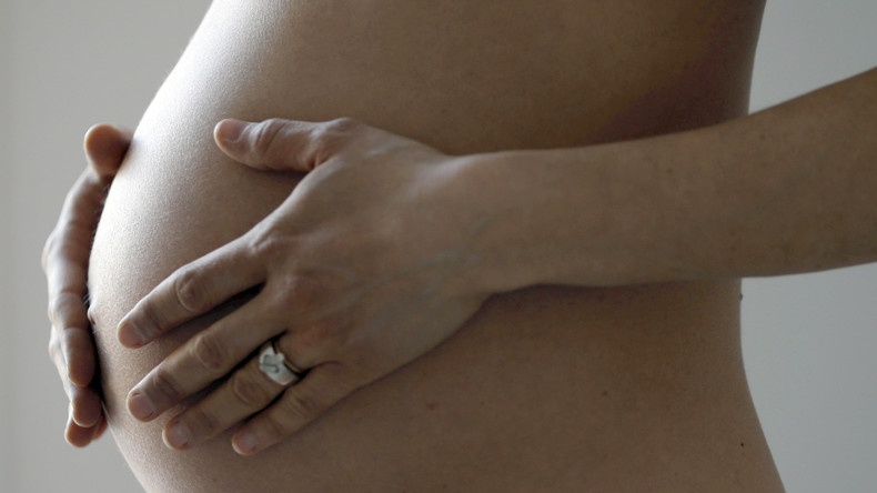 Italie : elle simule une grossesse, achète un bébé... et le rend car métis