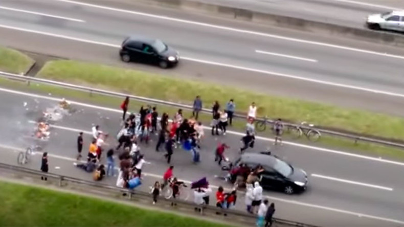 Une voiture percute des manifestants anti-austérité sur une autoroute au Brésil (VIDEO CHOC)