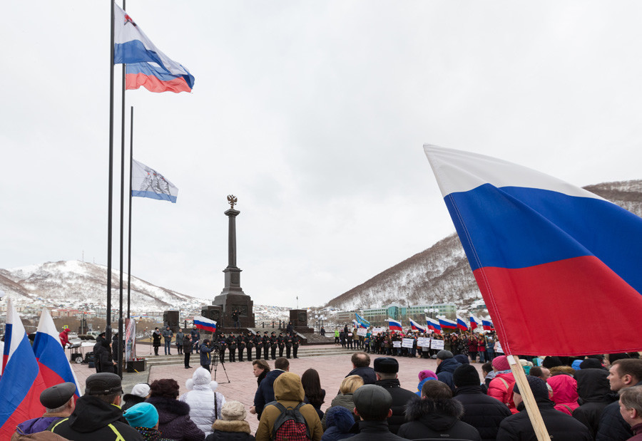 Des dizaines de milliers de personnes pleurent les victimes de l’attentat de Saint-Pétersbourg 
