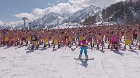 1 200 skieurs et skieuses en maillot de bain battent un nouveau record de descente à Sotchi (VIDEO)