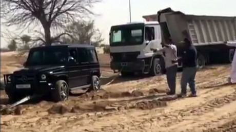 Le prince héritier de Dubaï utilise sa luxueuse Mercedes pour secourir un camion embourbé (VIDEO)