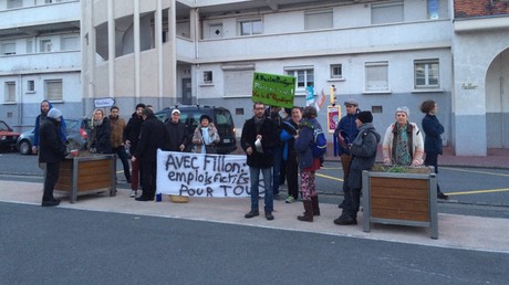 Verbalisés pour un concert de casseroles contre Fillon à Calais, les opposants ont cru à une blague