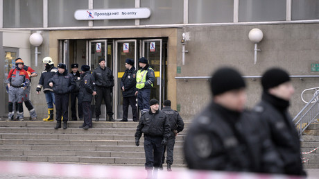 Des officiers de police surveillent l'entrée de la station de métro Sennaya après l'explosion survenu à Saint-Pétersbourg le 3 avril 2017.