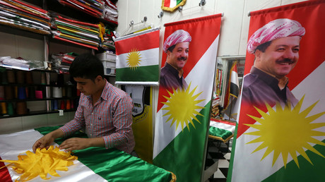 Une échoppe vendant des drapeaux du Kurdistan irakien et des portraits du président du gouvernement régional, Massoud Barzani 