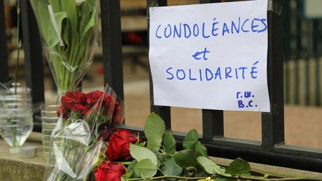  Des fleurs déposées devant l'ambassade de Russie à Paris après l'attentat de Saint Pétersbourg