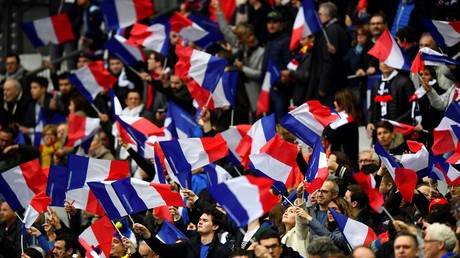 Twitter enrage après l'interdiction par le CSA du drapeau français dans les clips de campagne