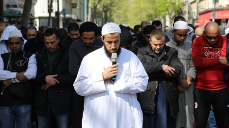 Des centaines de musulmans à nouveau dans la rue à Clichy après la fermeture de la mosquée (IMAGES)