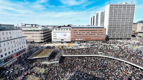 Des milliers de Suédois se sont réunis au cœur de Stockholm en signe d’unité contre le terrorisme