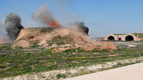 La base aérienne syrienne d'Al-Chaayrate après le bombardement américain.