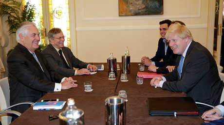 Le secrétaire d'Etat Rex Tillerson (à gauche) et le secrétaire des Affaires étrangères Boris Johnson