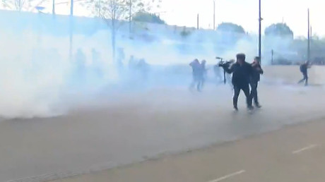 Heurts avec la police lors de la manifestation des «antifas» contre le meeting de Le Pen à Paris