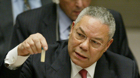 Le 5 février 2003 : Colin Powell, alors le secrétaire d'Etat américain en train de tenir un discours à l'ONU accusant l'Irak de la possession des ADM